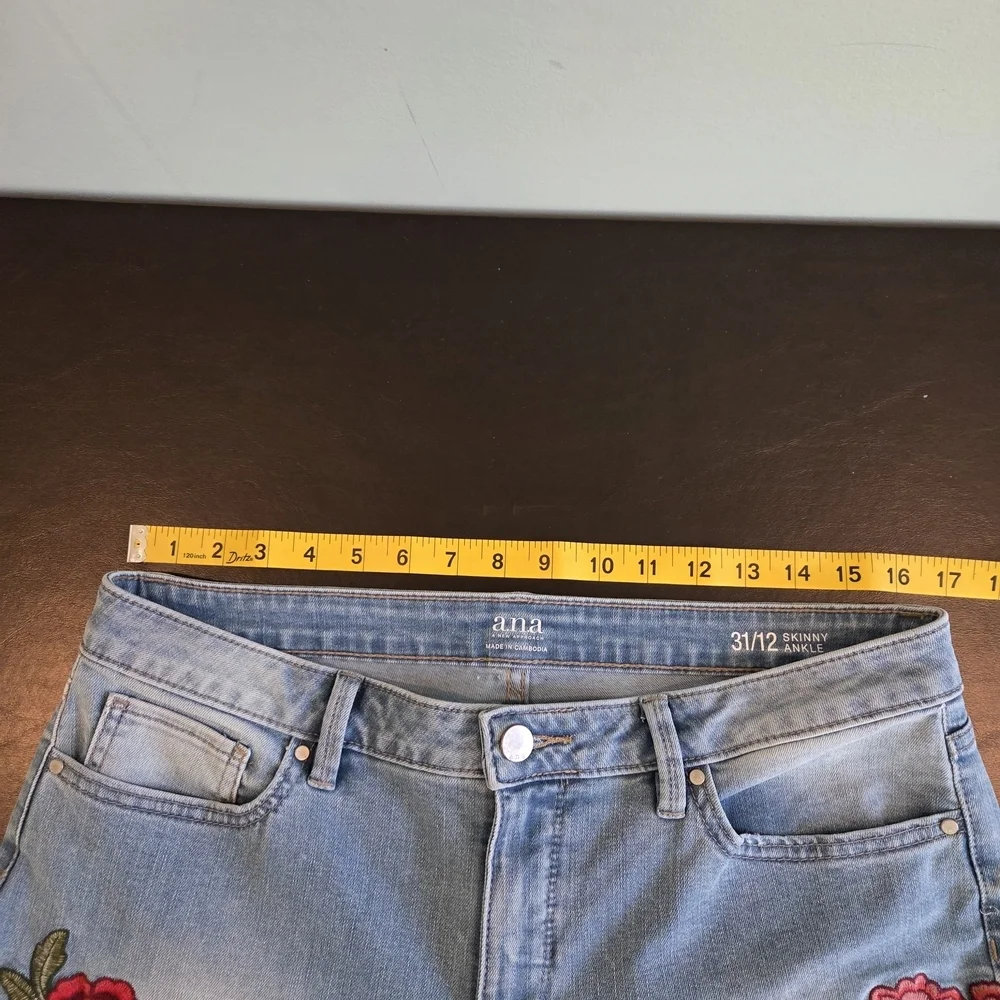 a.n.a A New Approach Light Wash Rose Embroidered Skinny Ankle Jeans Size 31/12